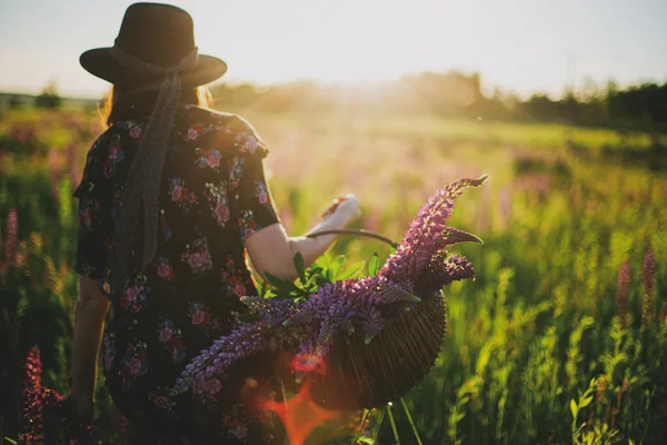 Mooie Stijlvolle Vrouw Wandelen Zonnig Lupine Veld Focus Rieten Rustieke — Stockfoto