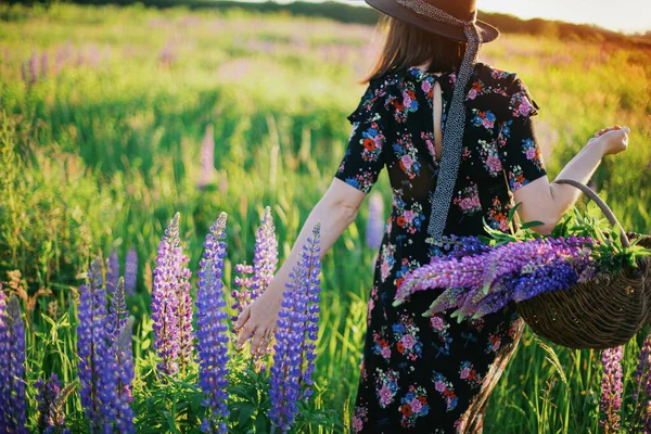 Hermosa Mujer Elegante Caminando Con Canasta Rústica Mimbre Campo Lupino — Foto de Stock