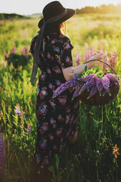 Mooie Stijlvolle Vrouw Wandelen Zonnig Lupine Veld Met Rieten Rustieke — Stockfoto