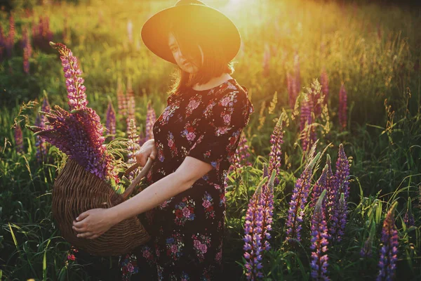 Güneşli Lup Tarlasında Dinlenen Elinde Çiçeklerle Kırsal Sepet Tutan Şık — Stok fotoğraf