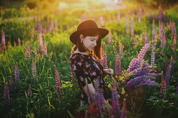 Femeie Frumoasă Relaxează Câmpul Însorit Lupin Ținând Coșul Rustic Flori — Fotografie, imagine de stoc