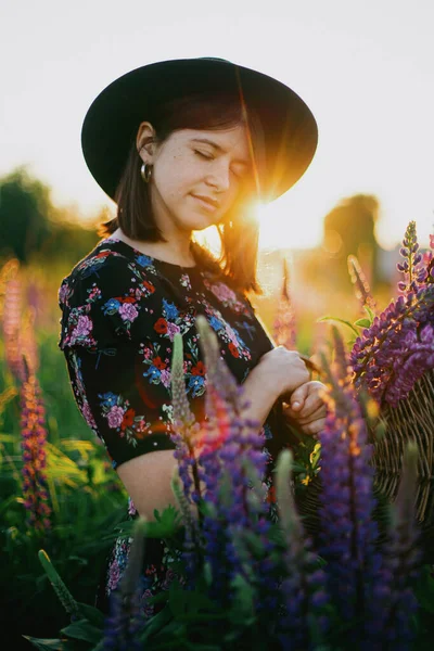 Stilvolle Frau Entspannt Sich Lupinenfeld Sonnenuntergang Ruhige Atmosphärische Momente Junges — Stockfoto