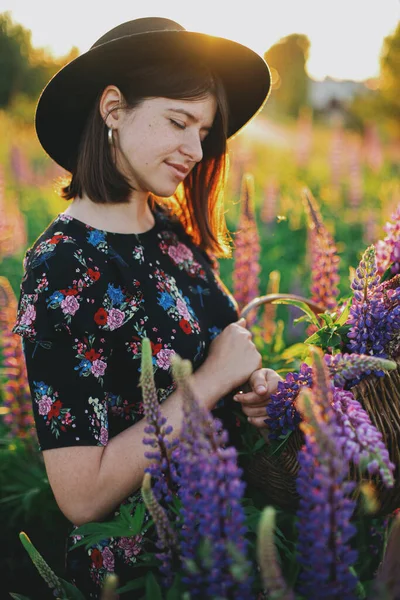Güneşli Lup Tarlasında Dinlenen Güzel Bir Kadın Elinde Çiçeklerle Kırsal — Stok fotoğraf