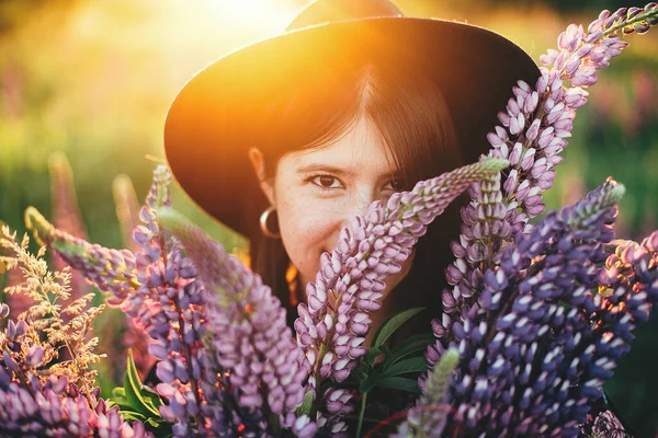Porträt Einer Schönen Frau Mit Lupinenstrauß Sonnenuntergang Auf Dem Feld — Stockfoto
