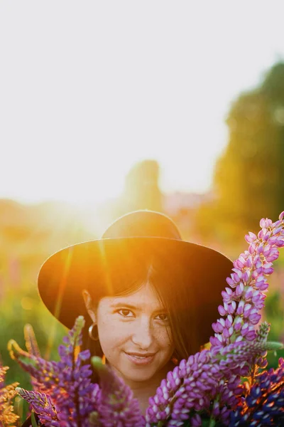 Krásná Žena Relaxuje Slunném Lupinovém Poli Drží Rustikální Koš Květinami — Stock fotografie
