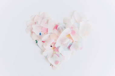 Beyaz arka planda kalp şeklinde renkli konfeti, fotokopi alanı olan düz bir konfeti. Parti kutlaması ve aşk konsepti. Basit yumuşak bir imaj. Sevgililer Günün kutlu olsun.