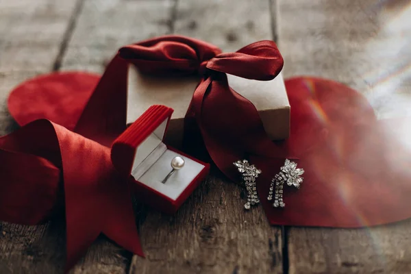 Elegante Caja Regalo Con Cinta Roja Anillo Perlas Lujo Pendientes —  Fotos de Stock