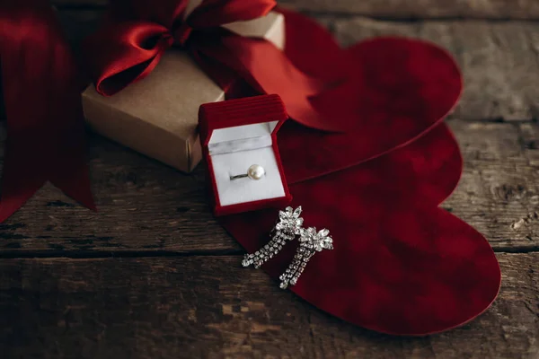 Alles Gute Zum Valentinstag Stilvolle Geschenkschachtel Mit Roter Schleife Luxuriösem — Stockfoto