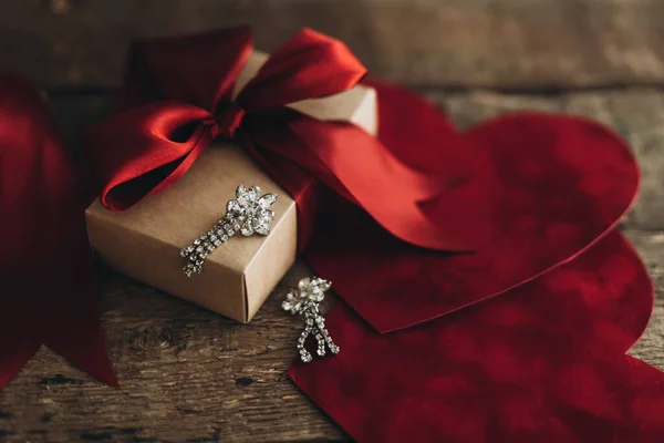 Stilvolle Geschenkschachtel Mit Rotem Band Luxuriösen Ohrringen Mit Steinen Und — Stockfoto
