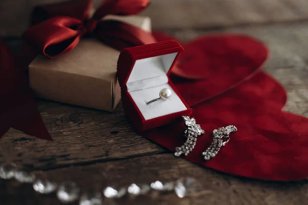 Stilvolle Geschenkschachtel Mit Roter Schleife Luxuriösem Perlenring Und Ohrringen Mit — Stockfoto