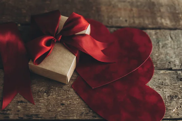 Κομψό Κουτί Δώρου Χειροτεχνίας Κόκκινη Κορδέλα Και Κόκκινες Βελούδινες Καρδιές — Φωτογραφία Αρχείου