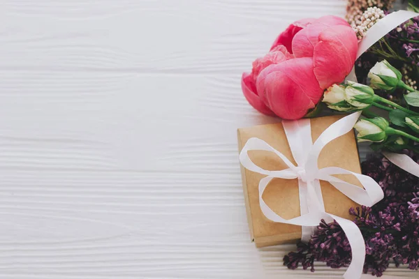 Elegante Caja Regalo Simple Ramo Plano Con Flores Peonía Lila — Foto de Stock