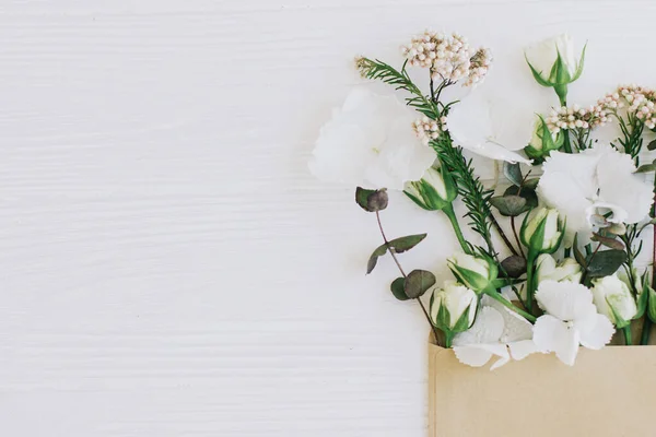 Elegantes Rosas Hortensias Ramas Eucalipto Que Crecen Envoltura Artesanal Madera — Foto de Stock