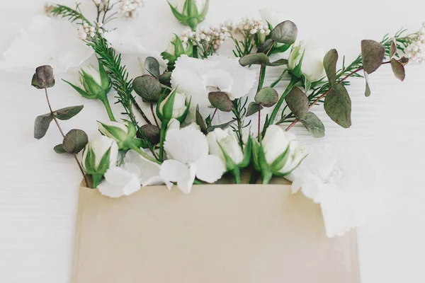 Vårblommor Blommar Från Kuvertet Snygga Rosor Hortensia Och Eukalyptus Grenar — Stockfoto