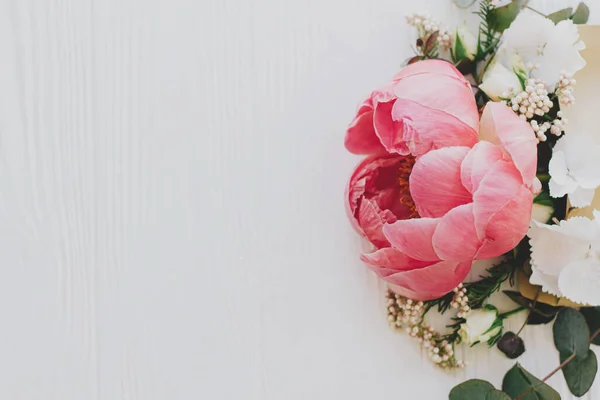 Gelukkige Moederdag Valentijnsdag Creatieve Bloemen Wenskaart Pioen Witte Bloemen Eucalyptus — Stockfoto