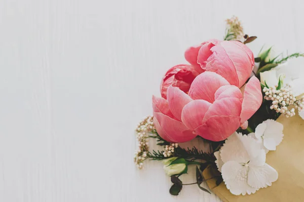 幸せな母の日とバレンタインデー 創造的な花の挨拶カード 白い木の上のクラフトエンベロープからテキスト用のスペースで成長する牡丹 白い花やユーカリ 花配達 — ストック写真