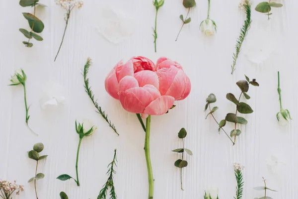 Flores Primavera Leigos Planos Peônia Elegante Rosas Ramos Eucalipto Pétalas — Fotografia de Stock