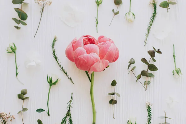 Lentebloemen Lagen Plat Stijlvolle Pioen Rozen Eucalyptus Takken Bloemblaadjes Moderne — Stockfoto