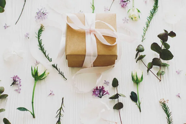 Anneler günün ve kadınlar günü konseptin kutlu olsun. Kurdele ve modern çiçek kompozisyonu olan bir el işi. Leylak, gül, çiçek ve okaliptüs yapraklı şık bir hediye kutusu.