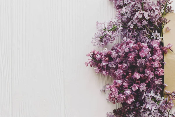 Лілакові Квіти Цвітуть Плоскої Конверта Лежали Білій Деревині Простором Тексту — стокове фото