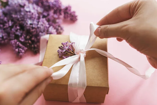 데이와 발렌틴 손으로 상자를 리본과 라일락 꽃으로 종이에 보라색 라일락 — 스톡 사진