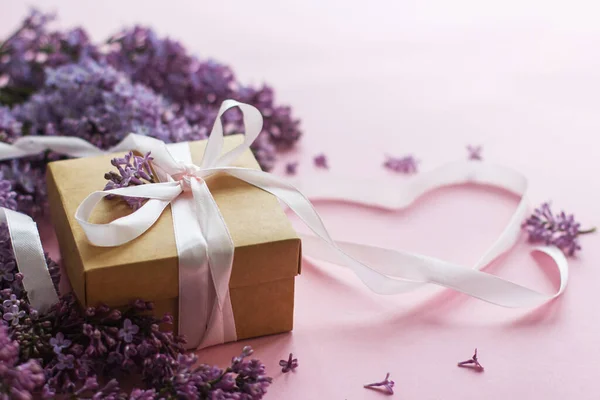 Щасливий День Валентинки Концепція Дня Матері Квіти Бузку Подарункова Коробка — стокове фото