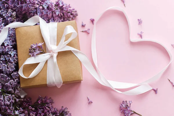 Gelukkige Valentijnsdag Moeders Dag Concept Lila Bloemen Geschenkdoos Hartlint Roze — Stockfoto