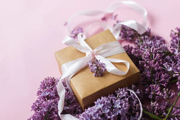 Dia Mães Felizes Conceito Dia Mulheres Flores Lilás Caixa Presente — Fotografia de Stock