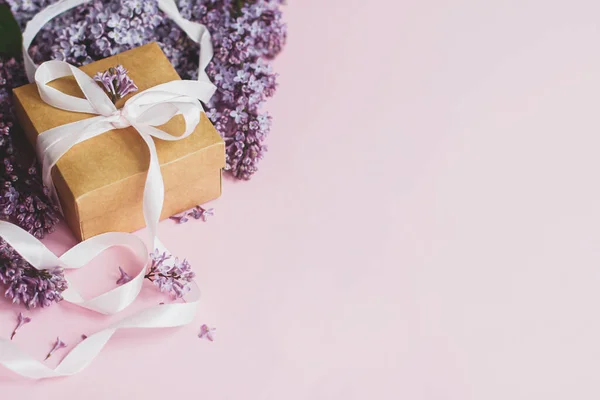 Gelukkige Vrouwen Dag Moeders Dag Concept Lila Bloemen Geschenkdoos Roze — Stockfoto