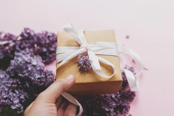 Подарок Подарочная Коробка Ленточкой Сиреневыми Цветами Розовой Бумаге Счастливого Дня — стоковое фото