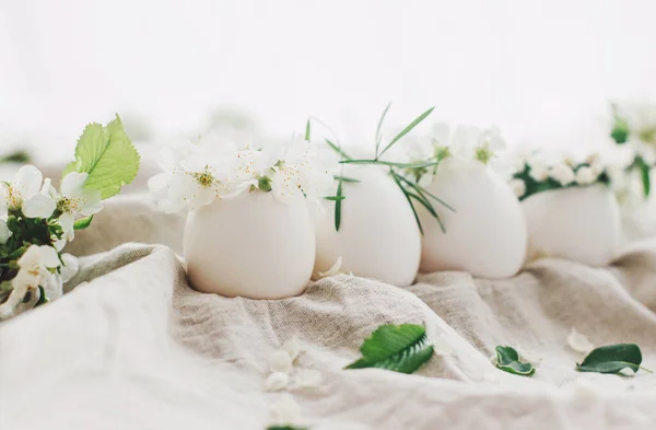 Ovos Naturais Grinaldas Florais Bonitos Fundo Tecido Linho Com Ramo — Fotografia de Stock