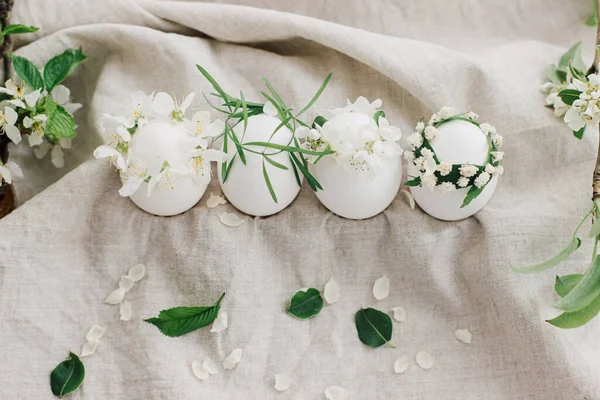 复活节快乐 在亚麻布背景的可爱花环中的天然蛋 开花结果的春枝和柔嫩的白色花瓣 环保有机假日的概念 案文的篇幅 — 图库照片
