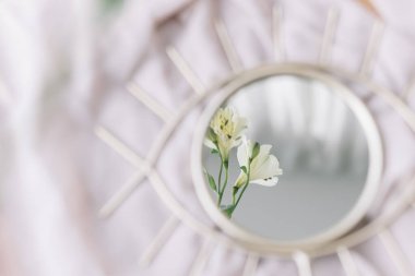Yumuşak kumaşın arka planına yansıyan güzel alstromerya çiçekleri. Bahar estetiği ve çiçek kokusu. Mutlu kadınlar ve anneler günü. Nazik bir görüntü. Göz şekli boho aynası.