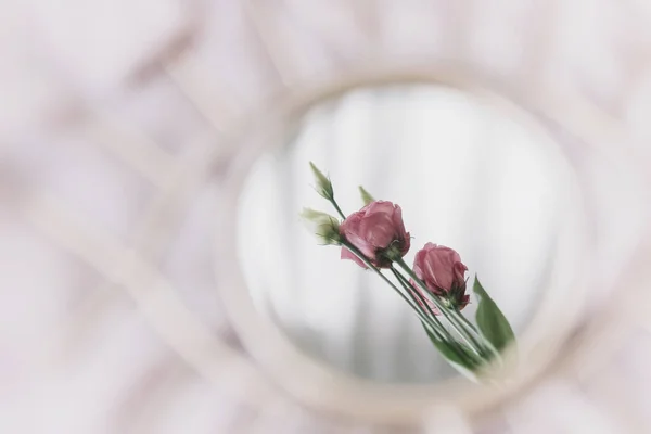 Красиві Квіти Еустоми Відбиваються Дзеркалі Тлі Якої Тканини Привіт Концепція — стокове фото