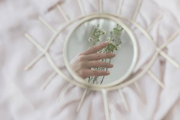 Χειροποίητα Λουλούδια Manuka Που Αντανακλώνται Στον Καθρέφτη Φόντο Από Μαλακό — Φωτογραφία Αρχείου