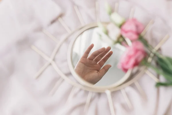 Mano Reflejada Espejo Sobre Fondo Suave Tela Con Flores Eustoma — Foto de Stock