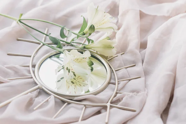 Vackra Alstroemeria Blommor Elegant Boho Spegel Bakgrunden Mjukt Tyg Vårens — Stockfoto