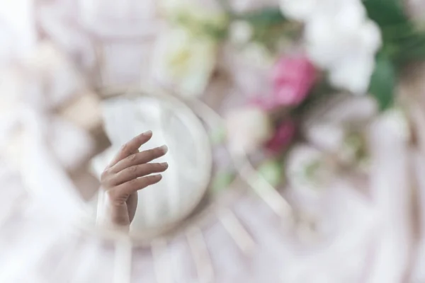 Mano Reflejada Espejo Sobre Fondo Suave Tela Con Flores Caja — Foto de Stock