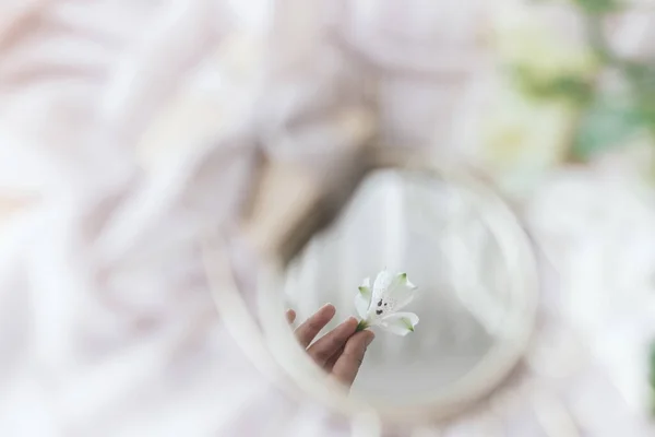 Mano Sosteniendo Flores Alstroemeria Reflejadas Espejo Sobre Fondo Tela Suave — Foto de Stock