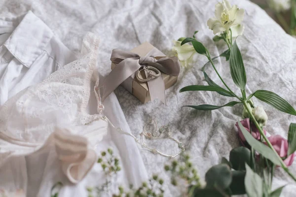 Szczęśliwego Dnia Kobiet Stylowa Bielizna Koronkowa Pudełko Prezentami Nowoczesna Biżuteria — Zdjęcie stockowe