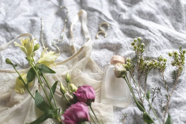Ropa Interior Encaje Con Estilo Joyas Modernas Botella Perfume Flores — Foto de Stock