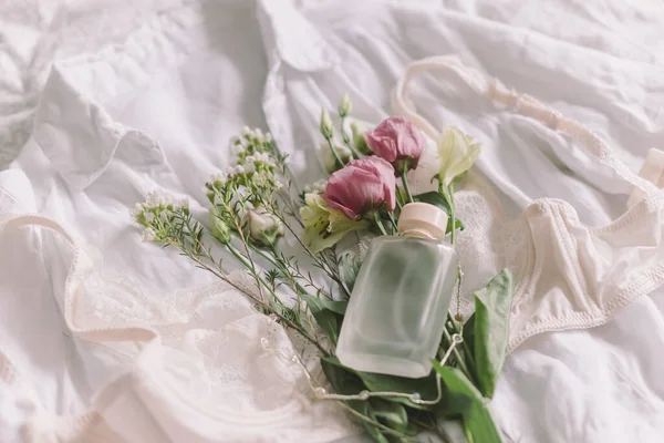 Szczęśliwego Dnia Kobiet Stylowa Koronkowa Bielizna Nowoczesna Biżuteria Butelka Perfum — Zdjęcie stockowe