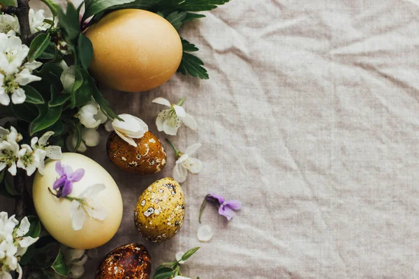 Pasqua Posa Rustico Piatto Uova Pasqua Con Fiori Primaverili Sfondo — Foto Stock