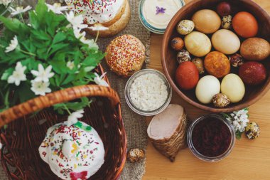 Lezzetli Paskalya yemeği, şık paskalya yumurtaları, pancar, peynir, tereyağı, jambon, ev yapımı Paskalya ekmeği ve kır sofrasında açan bahar çiçekleri, ortodoks gelenekleri. Mutlu Paskalyalar!