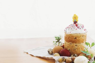 Lezzetli ev yapımı Paskalya ekmeği, şık paskalya yumurtaları kırsal masada açan bahar çiçekleri. Mutlu Paskalyalar! Mesaj için yer var. Modern doğal boyanmış yumurta ve geleneksel Paskalya yemeği.
