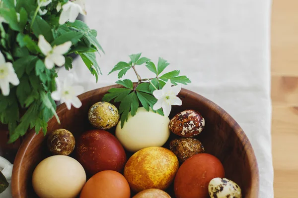 Eleganti Uova Pasqua Ciotola Legno Tavolo Rustico Con Fiori Fioriti — Foto Stock