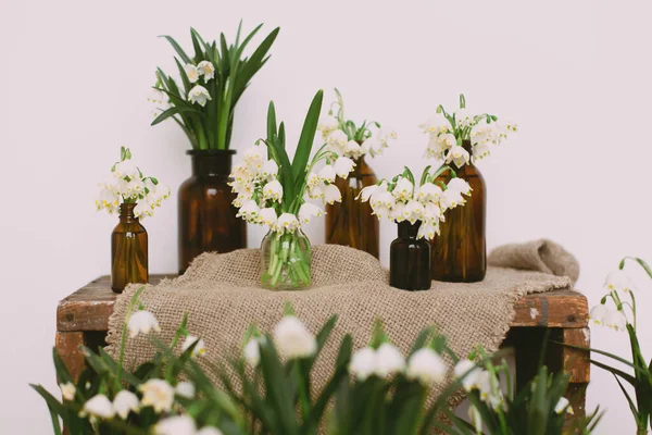 Flores Blancas Primavera Botellas Vidrio Retro Tela Lino Rústico Madera — Foto de Stock