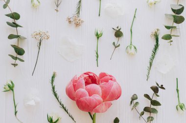 Şık şakayık, güller, okaliptüs dalları ve beyaz ahşap düz yerde çiçek kompozisyonu, modern çiçek deseni. Merhaba bahar. Anneler Günü ve kadınlar günü konsepti kutlu olsun.