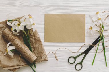 Mutlu Paskalyalar. Güzel nergisler, tebrik kartı, makas, beyaz, ahşap arka planda sicim, yazı için yeri olan düz bir yer. Anneler Günün kutlu olsun. Çiçekli tebrik kartı şablonu