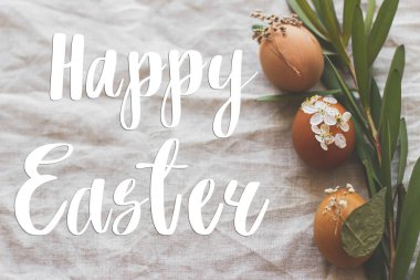 Mutlu Paskalya tebrik kartları. Paskalya yumurtalarının üzerine yeşil dallı, çarşaf peçetedeki çiçeklerle süslenmiş el yazısıyla Mutlu Paskalya metinleri. Güzel kartpostallar, mevsimler selamlar